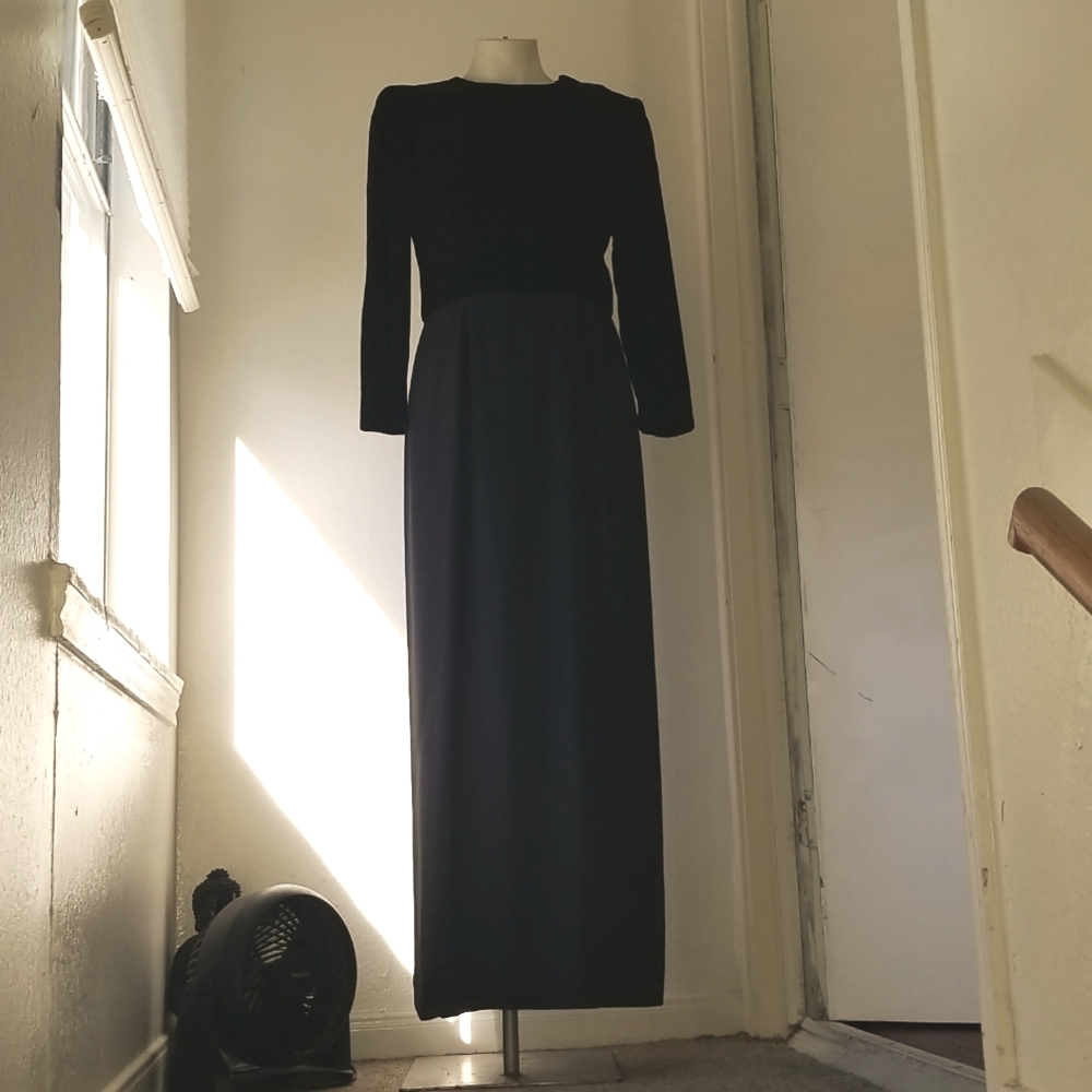 Oscar de la Renta. ### Long Elegant Black Evening Gown 36x36 VINTAGE